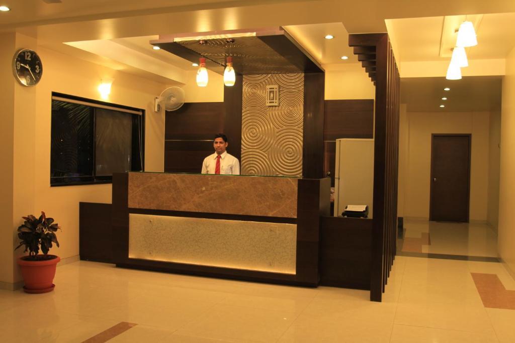 Hotel Sai Smaran Shirdi Extérieur photo